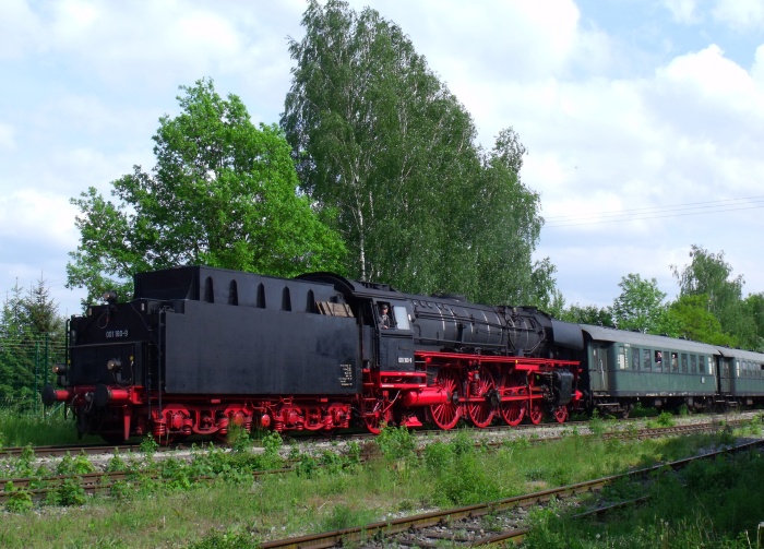 01&nbsp;180&nbsp;Tv mit Zug von Harburg einfahrend in Wassertrüdingen, um 16:25h am 17.05.2015