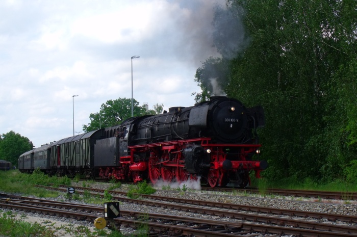 01&nbsp;180 vor Zug Wassertrüdingen&rarr;Nördlingen bei der Abfahrt in Wassertrüdingen, um 16:45h am 17.05.2015