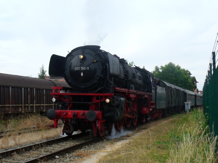 01&nbsp;180 mit dem zweiten Zug des Tages Gunzenhausen&rarr;Nördlingen, direkt bei der Abfahrt im Bahnhof Wassertrüdingen, um 16:49h am 12.07.2015
