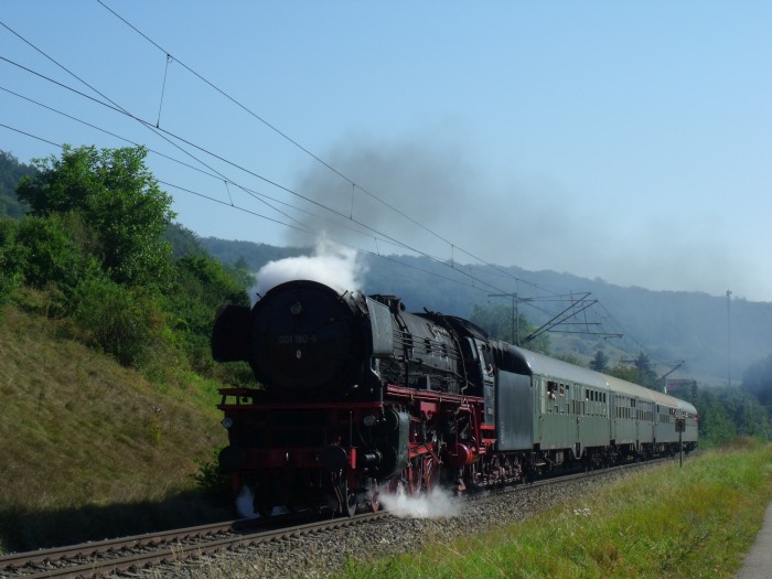 01&nbsp;180 mit “Eilzug” Harburg &rarr;Wassertrüdingen, hinter Ronheim auf der Strecke Donauwörth -Nördlingen, um 10:17h am 27.08.2016