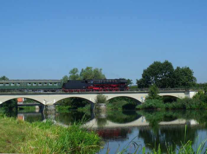 01&nbsp;180 mit “Eilzug” Harburg &rarr;Wassertrüdingen, nördlich von Oettingen auf der Wörnitz-Brücke, um 11:42h am 27.08.2016