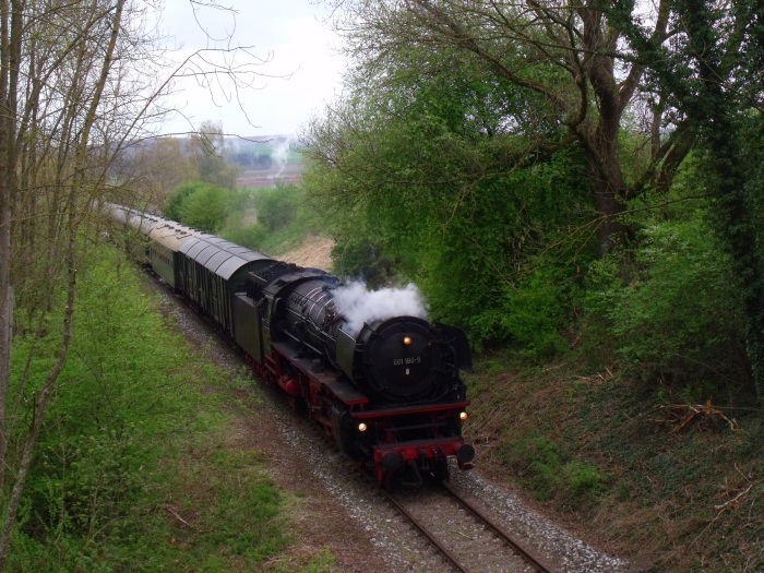 01&nbsp;180 mit den normalen Pendel-Personenzügen vom BEM Nördlingen, auf dem Rückweg von Gunzenhausen nach Nördlingen, direkt an der kleinen Straßenbrücke vor Auhausen, um 12:36h am 16.04.2017