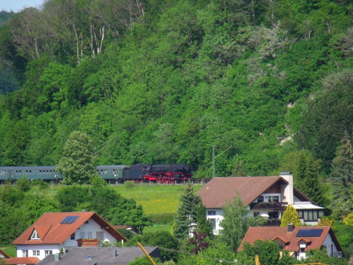 01&nbsp;180 mit Sonderzug DPE&nbsp;61440 aus Nördlingen bergab fahrend vor Lauchheim, um 15:36h am 01.06.2019