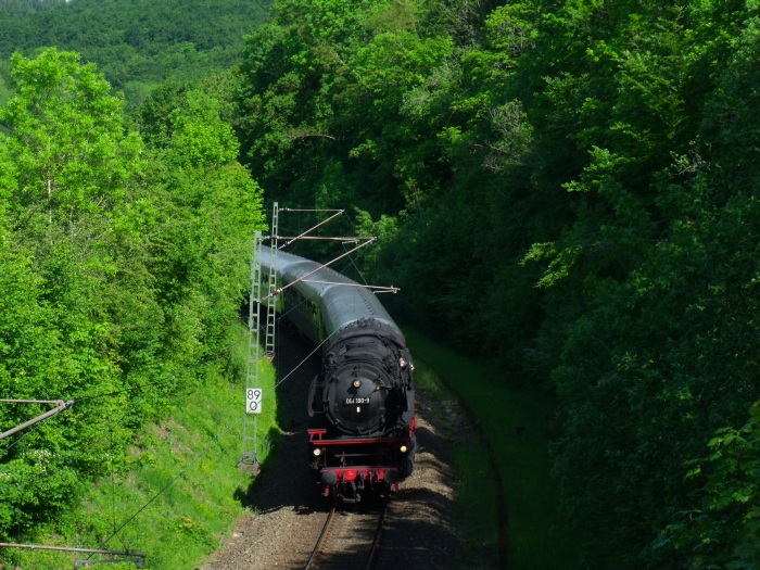 01&nbsp;180 mit Sonderzug DPE&nbsp;61440 aus Nördlingen an der Einfahrt von Lauchheim, um 15:37h am 01.06.2019