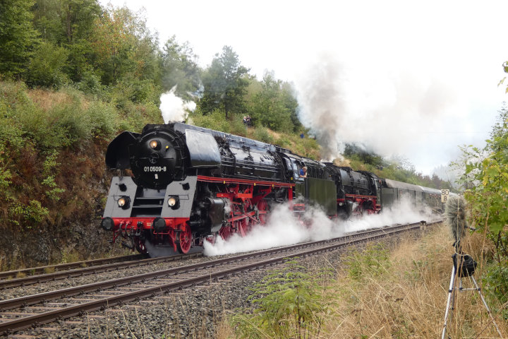 01&nbsp;509 + 01&nbsp;180 vor dem Sonderzug Nr.28582 nach Marktschorgast auf der Schiefen Ebene bei Strecken-km&nbsp;80,8, um 15:31h am 10.09.2022