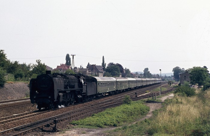 01&nbsp;114 mit D&nbsp;924 ->Berlin Durchfahrt Weinböhla, 12.07.1976