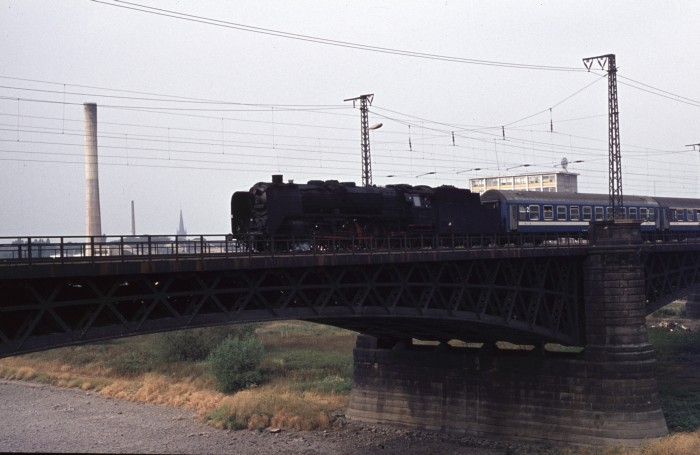 01&nbsp;137 D&nbsp;371 auf der Elbebrücke in Dresden, 14.07.1976