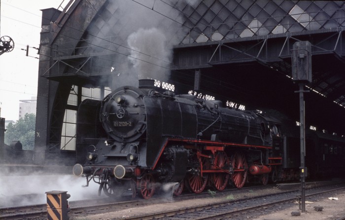 01&nbsp;120 mit D&nbsp;176 Abfahrt Dresden Hbf, 18.07.1976