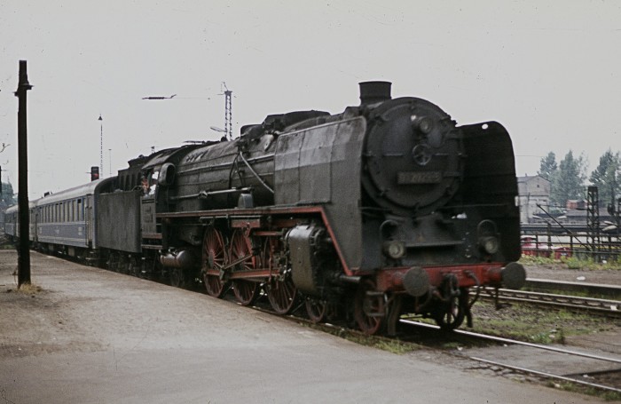 01&nbsp;029 mit D&nbsp;1275 einfahrend an den Bahnsteig in Dresden Hbf, 18.07.1976