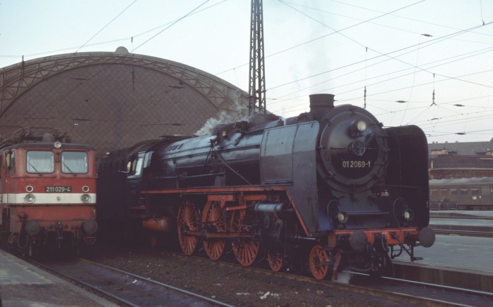 01&nbsp;069 vor D&nbsp;925 neben 211&nbsp;029 in Dresden Neustadt, 15.03.1977