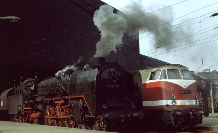 01&nbsp;137 mit D&nbsp;170 Abfahrt in Dresden-Neustadt, 18.03.1977
