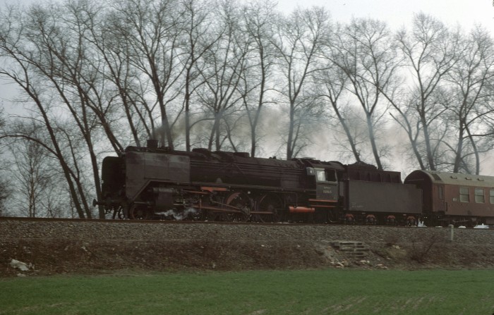 01&nbsp;114 mit D&nbsp;370 Pannonia, bei Elsterwerda, 18.03.1977