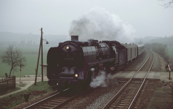 01&nbsp;137 mit D&nbsp;1071 aus Berlin, bei Oberau, am 23.03.1977