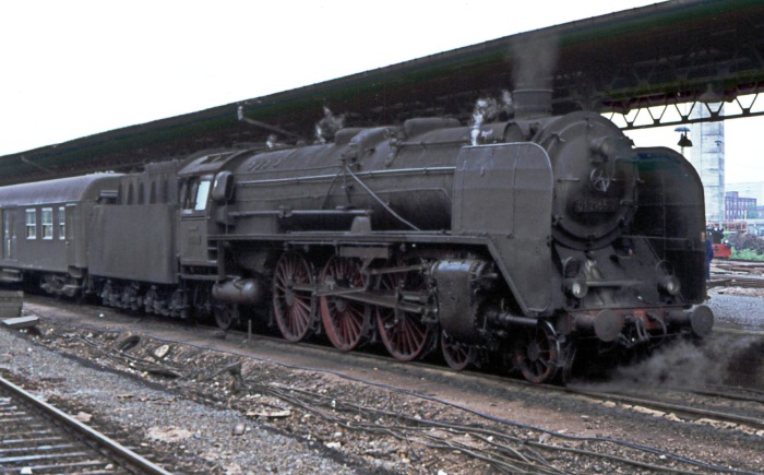 01&nbsp;065 vor einem dieser D-Züge aus Dresden, in Berlin-Lichtenberg, im Mai 1977