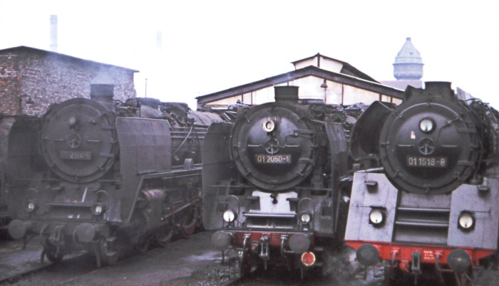 01&nbsp;050 zwischen 01&nbsp;114 und 01&nbsp;518 im Bw Berlin-Ostbahnhof, im Mai 1977
