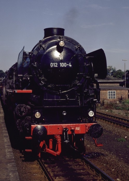 01 1100 als 012 100-4 im Bahnhof Flensburg eingetroffen mit Sonderzug, am 19.08.1989