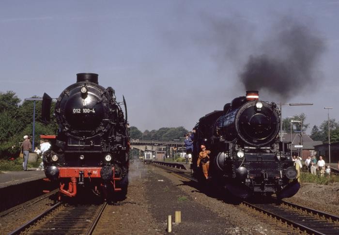 012 100 neben dänischer E991 in Flensburg, am 19.08.1989