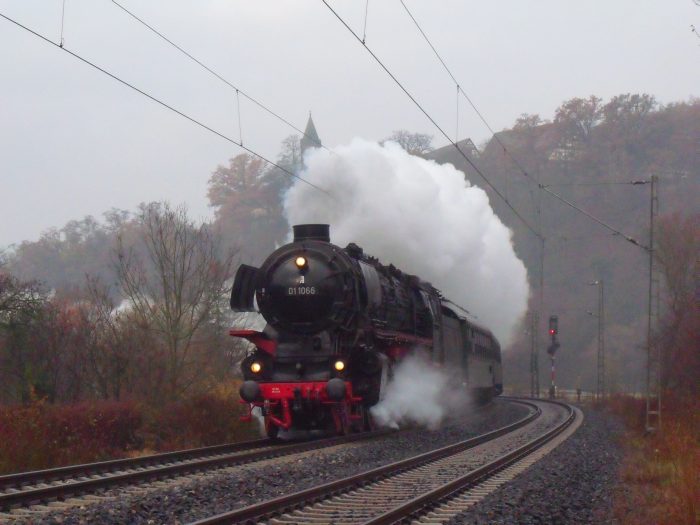01 1066 mit Sonderzug Stuttgart -Bamberg, hinter dem Kloster-Berg bei Lorch, um 9:53h am 26.11.2011