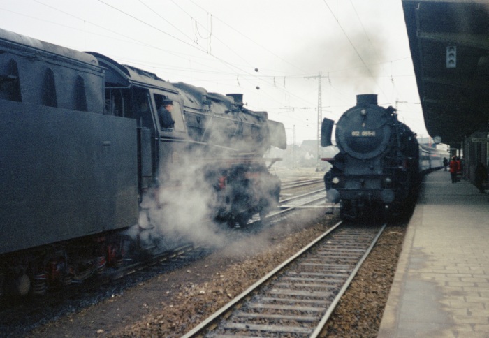 012 055 mit E 3260 begegnet 043&nbsp;094 in Rheine, 19.03.1975