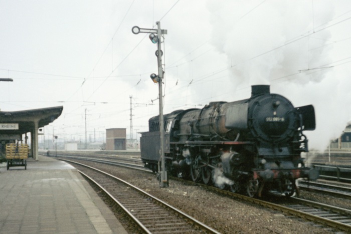 Über das Durchfahrgleis im Bahnhof Rheine zieht die 012&nbsp;081 mittels Sperrsignal-Freigabe bei Hp&nbsp;0 vor zum nördlichen Wartegleis, um dann später den berühmten D 735 zu übernehmen, um 10:42h am 19.03.1975