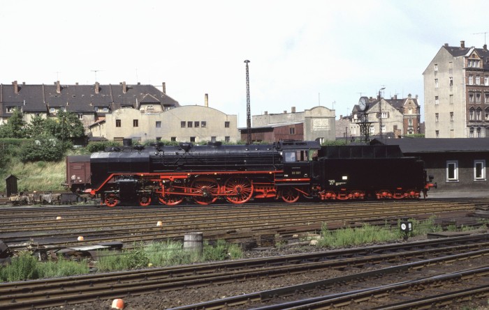 03 001 im Bw Löbau wartet auf ihren Zug, 19.06.1982