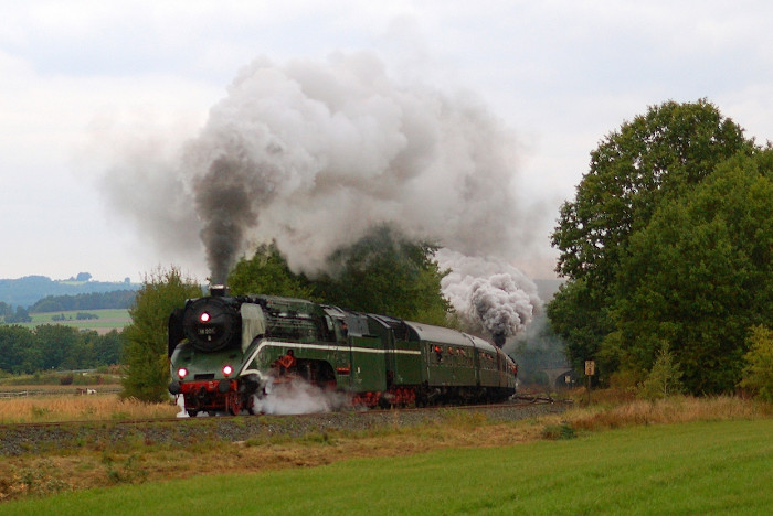 18 201 mit Sonderzug nach Nossen, Schub: 57 2770, hinter Neuenmarkt-Wirsberg, um ca.18:30h am 20.09.2008