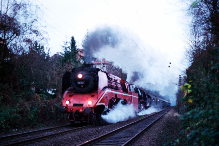 18&nbsp;201 + 50&nbsp;3539 mit Sonderzug DNR 80866 bei Stuttgart-West (bei Strecken-km 6,5), um 14:30h am 30.11.2002