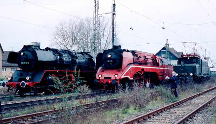 18&nbsp;201</span> zwischen der <span>50&nbsp;3539</span> und weiter hinten <span>E94&nbsp;279</span> im Bahnhof Stuttgart-Münster am 30.11.2002