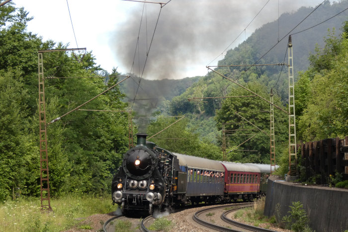 Lok 3673 (alias 18&nbsp;478) mit Sonderzug DPE&nbsp;52226 von Nördlingen nach Geislingen, mitten auf der Geislinger Steige (bei km 64,7), um 10:20h am 09.07.2022