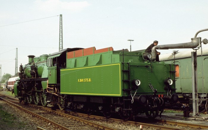 18&nbsp;478 alias Lok 3673 erhält Wasser im Bw Nördlingen, 27.04.1996