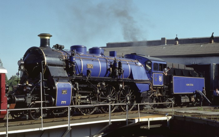 18&nbsp;478 in blau, auf der Drehscheibe im Bw Nördlingen, 26.08.2000