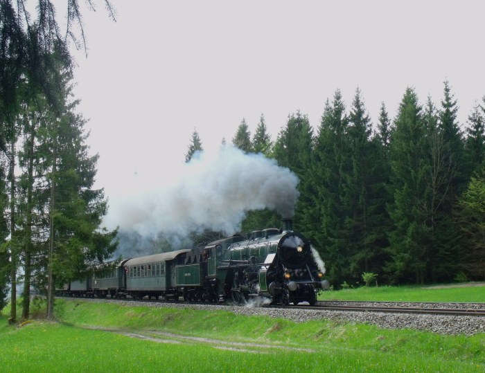 3673 (alias 18&nbsp;478) mit langem, kombinierten Sonderzug Nördlingen-/ München- Lindau in der leichten aber deutlich hörbaren Steigung vor Günzach, um 11:02h am 01.05.2014