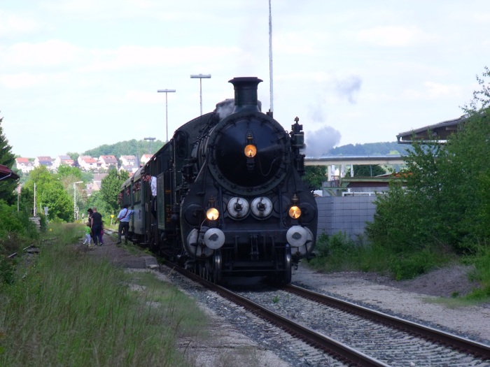 3673 mit Zug BYB 79651 Wassertrüdingen&rarr;Nördlingen beim Halt in Oettingen, um 16:03h am 30.05.2019