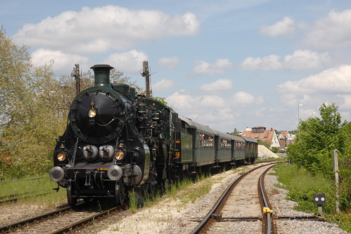 3673 mit Regel-Museumszug Gunzenhausen&rarr;Nördlingen, Ausfahrt Wassertrüdingen, um 12:14h am 20.05.2023