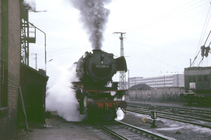 023&nbsp;009 setzt um im Bw Saarbrücken, 15.05.1975