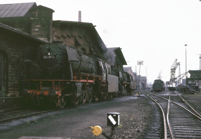 023&nbsp;011 im Bw Saarbrücken, 15.05.1975