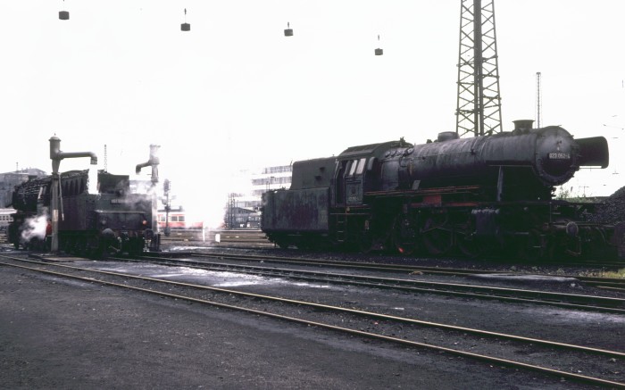 023&nbsp;052 neben der 051&nbsp;501 im Bw Saarbrücken, am 15.05.1975