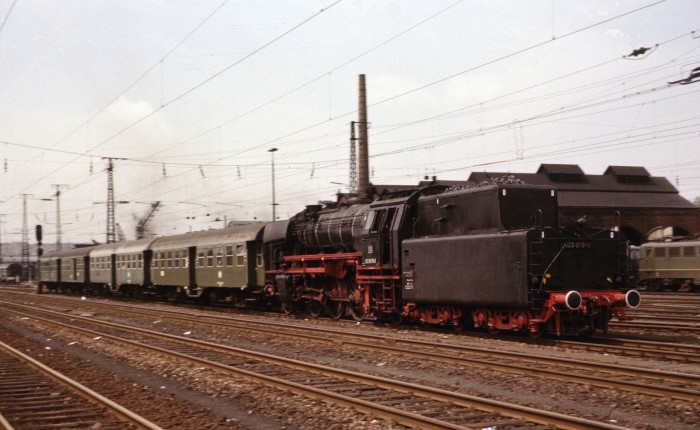 023&nbsp;076 Tv einfahrend mit Nahverkehrszug in Saarbrücken Hbf, am 15.05.1975