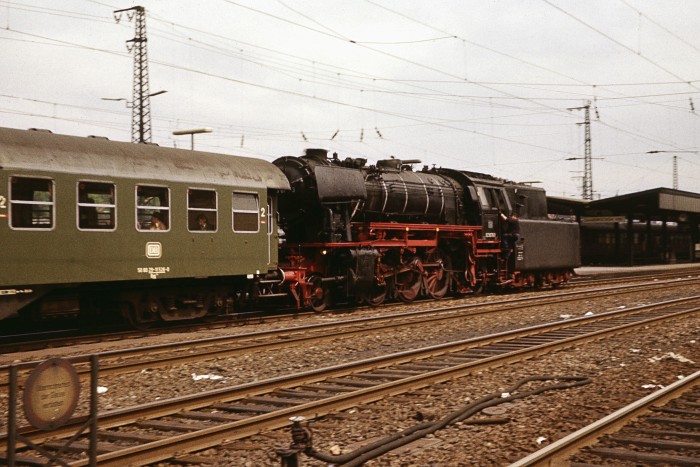 023&nbsp;076&nbsp;Tv einfahrend mit Nahverkehrszug in Saarbrücken Hbf, am 15.05.1975