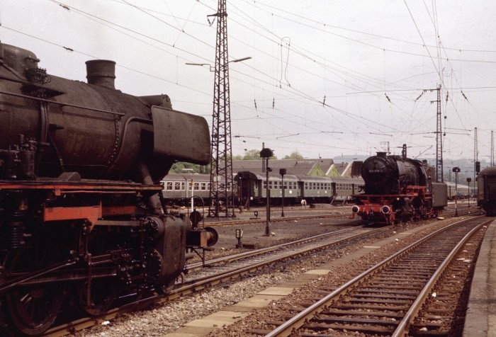 023&nbsp;076 begegnet einer 50 im Hbf Saarbrücken, 15.05.1975.