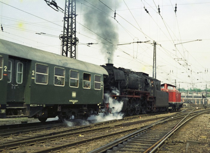 212 + 023&nbsp;009&nbsp;Tv mit Nahverkehrszug Abfahrt Hbf Saarbrücken, 15.05.1975