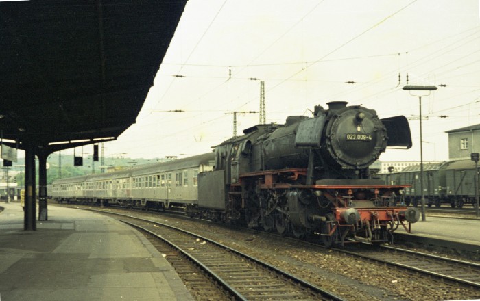 023&nbsp;009 mit N aus Hanweiler Ankunft Saarbrücken Hbf, 15.05.1975