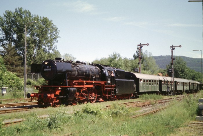 23&nbsp;042 mit RB 19548 Einfahrt Miltenberg, 26.05.2005