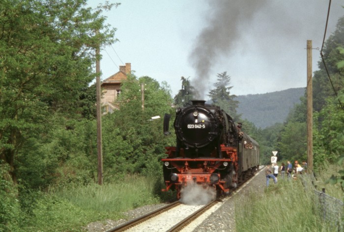 23&nbsp;042 RB 18415 Abfahrt im kleinen Bahnhof Rippberg, 10:01h am 27.05.2005