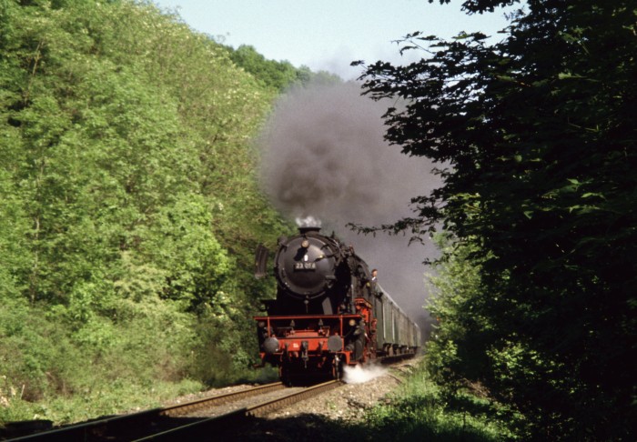 23&nbsp;058 Sonder-Personenzug hintern Tunnel bei Niederstetten, 28.05.2005
