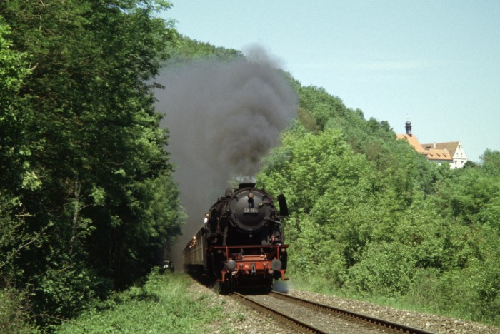 23&nbsp;058 Sonder-Personenzug hintern Tunnel bei Niederstetten, 28.05.2005