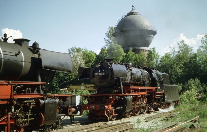 23&nbsp;042 und 23&nbsp;058 im Bw Crailsheim, 28.05.2005