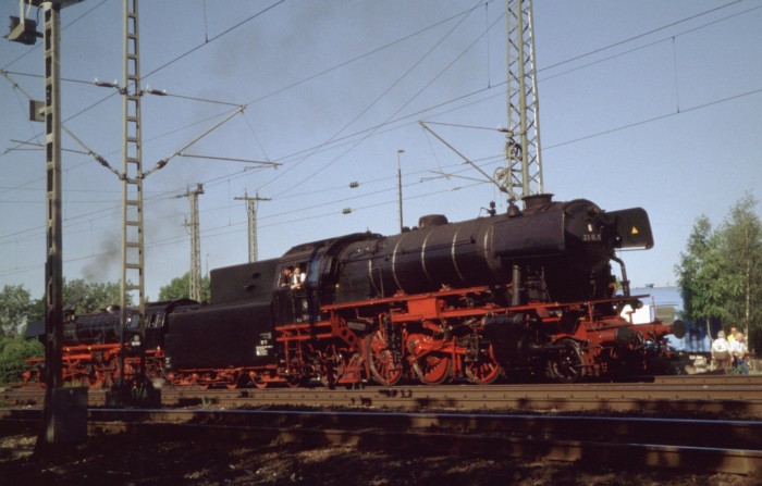 vorn die 23&nbsp;058, im Hintergrund setzt gerade die 23 042 um, 18:25h am 28.05.2005