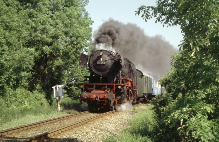 23&nbsp;058 Überführungszug hinter Aalen Richtung Ulm, 29.05.2005