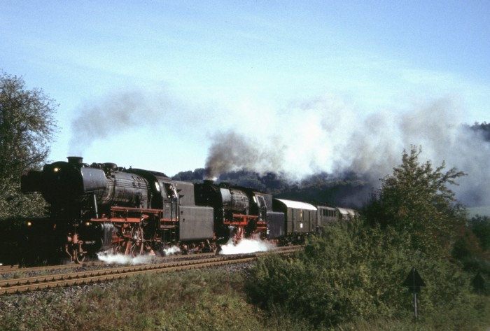 23&nbsp;042 + 23&nbsp;058 mit Überführungszug Richtung Heilbronn, bei Gailenkirchen, 08.10.2006